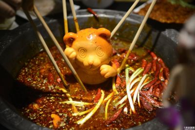 重慶老火鍋底料批發(fā)，吃火鍋的時(shí)候應(yīng)該注意哪些“點(diǎn)”