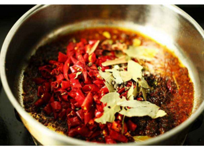 重慶火鍋底料供應(yīng)商如何進(jìn)行產(chǎn)品優(yōu)化？