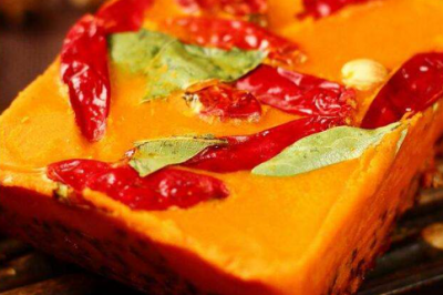 火鍋店紅油加工廠怎么選擇？在廠家加工定制火鍋紅油收費(fèi)高嗎？