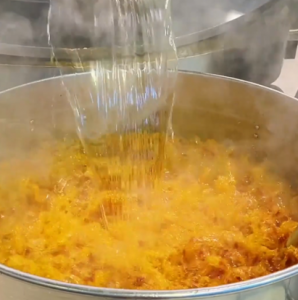 尋找最大火鍋底料廠家有秘訣？這些細(xì)節(jié)你忽視了嗎？