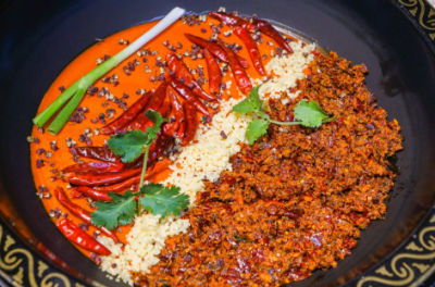 如何挑選地道的重慶中辣火鍋底料？批量定制需考量哪些關(guān)鍵因素？