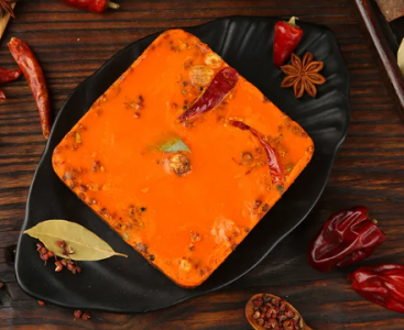 品味重慶經(jīng)典，老火鍋紅油底料入口那一刻，辣香四溢，你嘗過嗎？