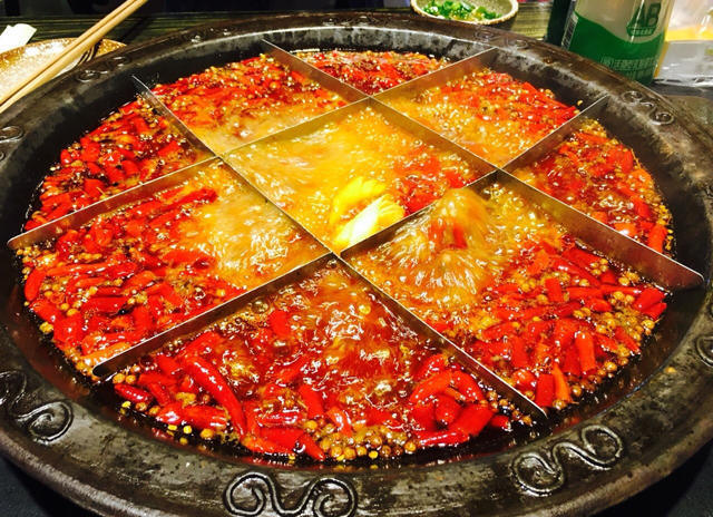  重慶火鍋底料批發(fā)對火鍋文化的闡述 重慶火鍋底料批發(fā)主要提供火鍋底料的銷售，對于一家生意很好的火鍋店來講，選擇一家穩(wěn)定的供應(yīng)商是保證生意的必要措施，一般來講，進行長期合作的廠家在口味上才能夠進行還原，避免了頻繁換供應(yīng)商對口味帶來的變化。 重慶火鍋種類繁多，主要以毛肚為主，當(dāng)然每道菜都有重慶風(fēng)味。調(diào)味料也以芝麻油、蒜泥、香菜、洋蔥、蠔油等輔助蘸料為基礎(chǔ)。吃得很豪放，尤其是在夏天，重慶火鍋赤手空拳，能感受到重慶火鍋帶來的浸泡。只有當(dāng)你真正享受辛辣的火鍋時，你才能品嘗到重慶火鍋的特色。這是重慶特有的風(fēng)味，也是重慶火鍋在吃的時候可以體驗到的靈魂深處。重慶的火鍋充滿了時代的氣息。每一口火鍋都能見證重慶火鍋的歷史發(fā)展。在這樣的環(huán)境下，重慶火鍋帶來了時代的呼喚，發(fā)出了美食的號角，繼承了傳統(tǒng)的美食，創(chuàng)造了重慶火鍋更好的口味。 重慶火鍋底料批發(fā)從歷史文化的角度出發(fā)，可以說重慶火鍋是百年歷史，在不斷精細化的工作過程中，重慶火鍋吸引了更多的人去認識，在飲食中也涵蓋了更多的歷史文化，取得了更大的成就。重慶火鍋基地的也讓人們記住了重慶的文化意義?；疱伝夭牧蠌S生產(chǎn)和生產(chǎn)火鍋基地材料是歷史發(fā)展的結(jié)合，而且在不斷生產(chǎn)的基礎(chǔ)材料中可以有多種口味和經(jīng)驗，這也是對重慶火鍋的認可，是重慶火鍋精神的歷史驅(qū)動。重慶火鍋的味道是很有特點的，特別是我們吃火鍋的時候，我們可以識別和體驗火鍋的味道。重慶火鍋在吃火鍋時，會帶來一定的特色和各種口味，所以火鍋的味道也可以被更多人接受和喜歡。 重慶火鍋底料批發(fā)的風(fēng)味體現(xiàn)在多樣化的格局中。說重慶火鍋的多樣性真的沒有覆蓋，更不用說重慶火鍋中的紅油黃油了。重慶火鍋的香辣味足以讓更多的人喜歡。當(dāng)然，目前重慶火鍋種類較多，但所有的基礎(chǔ)材料都圍繞著重慶火鍋展開。美味的麻辣鍋，正宗的重慶火鍋，精致的火鍋，吃起來正宗的味道，是重慶火鍋帶來的享受。 為了追求健康，重慶火鍋帶來了越來越多的基礎(chǔ)材料。在基礎(chǔ)材料上，滋補木耳湯火鍋也可以帶來這個時代的正宗味道，吃在嘴里，享受美味的重慶火鍋。重慶火鍋的番茄火鍋很有特色，可以是酸辣的，可以是酸辣的，但是吃這種火鍋，你可以享受到重慶火鍋的美味，是重慶火鍋從主料到主料的絕配。當(dāng)然，這種重慶火鍋有著獨特的風(fēng)味，是對重慶風(fēng)味的體驗和認識。但我們吃的是火鍋。我們所享受的是重慶的品味和體驗。